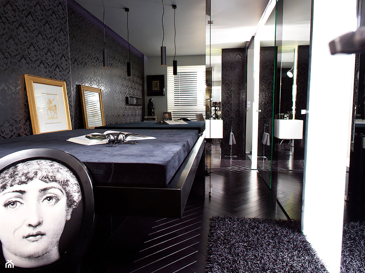 BAROK XXI W. - Mała biała czarna sypialnia z łazienką, styl glamour - zdjęcie od t design - Homebook