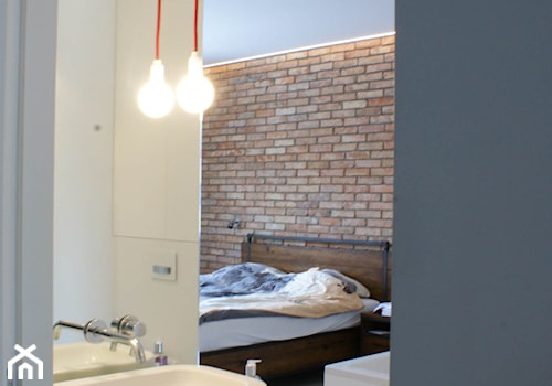 LOFT W WILANOWIE - Duża brązowa sypialnia, styl industrialny - zdjęcie od t design