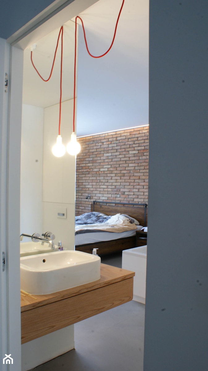 LOFT W WILANOWIE - Duża brązowa sypialnia, styl industrialny - zdjęcie od t design