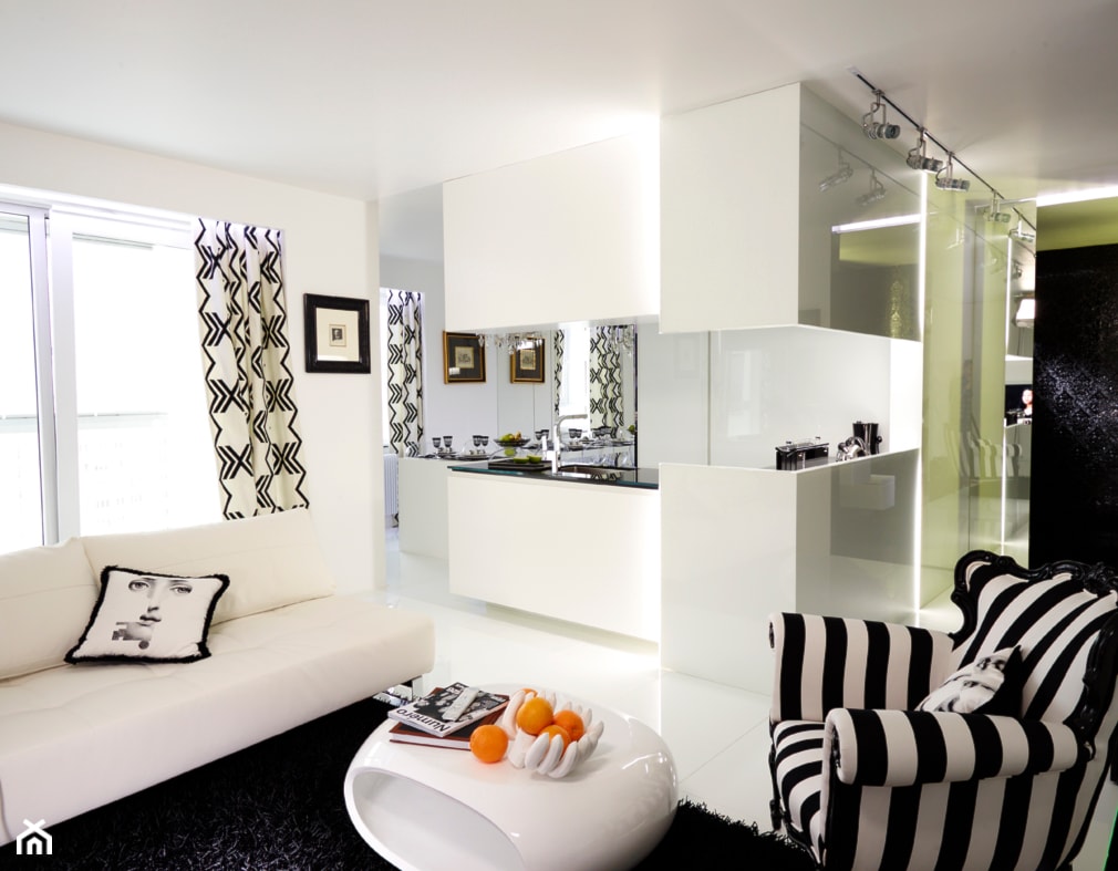 BAROK XXI W. - Mały biały czarny salon z kuchnią, styl glamour - zdjęcie od t design - Homebook