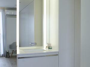 APARTAMENT NA ŻOLIBORZU - Mała na poddaszu bez okna z lustrem łazienka - zdjęcie od t design