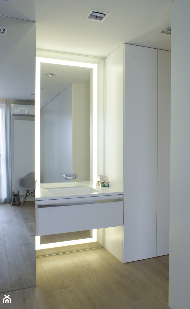 APARTAMENT NA ŻOLIBORZU - Mała na poddaszu bez okna z lustrem łazienka - zdjęcie od t design