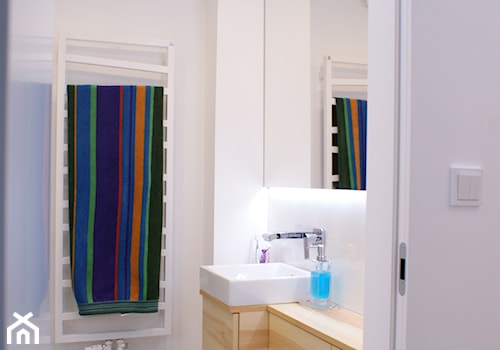 Grey-t - Mała z lustrem łazienka, styl nowoczesny - zdjęcie od t design