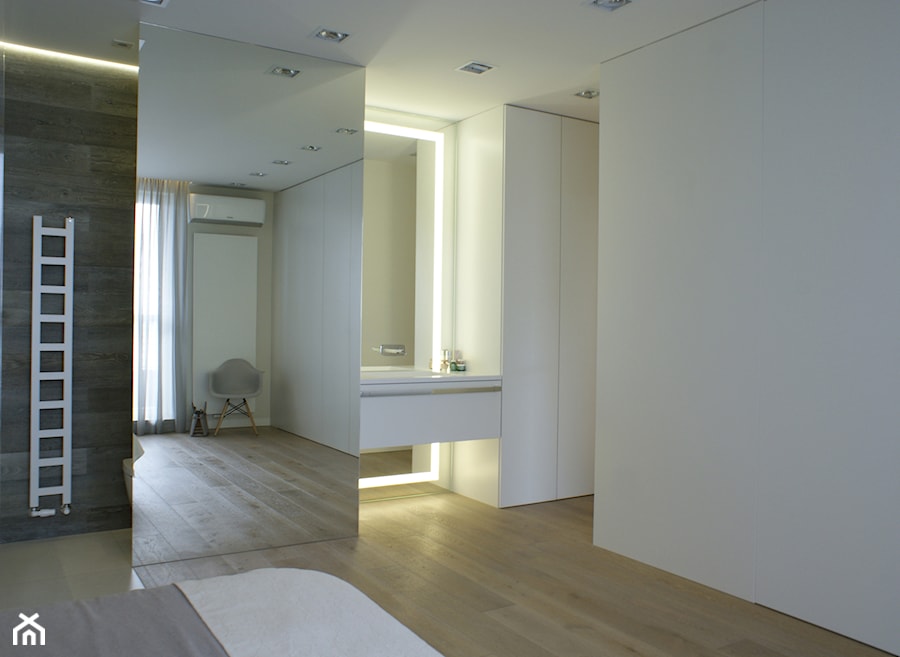 130m2 - żoliborz - Średnia biała sypialnia z łazienką, styl skandynawski - zdjęcie od t design