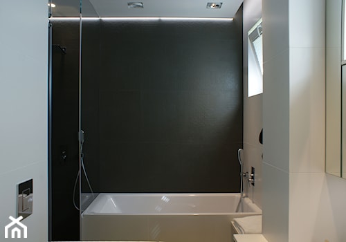 Tam Tam - Mała z punktowym oświetleniem łazienka z oknem, styl nowoczesny - zdjęcie od t design