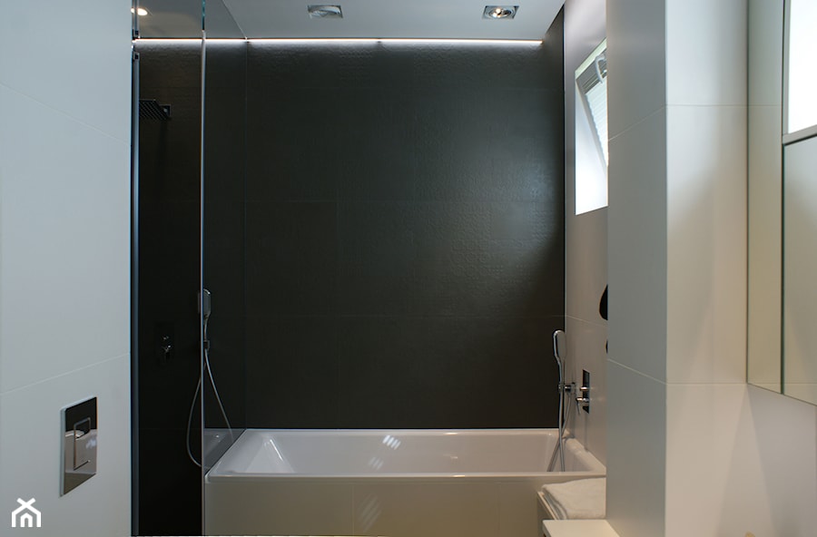 Tam Tam - Mała z punktowym oświetleniem łazienka z oknem, styl nowoczesny - zdjęcie od t design