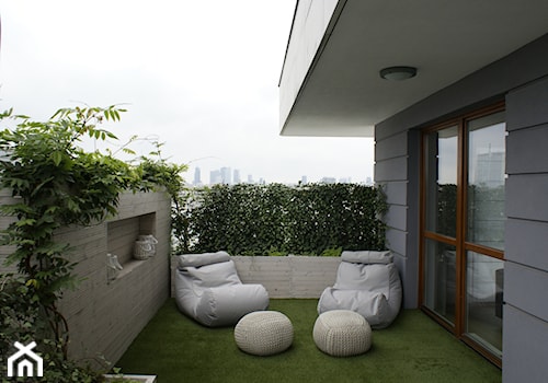 APARTAMENT NA ŻOLIBORZU - Średni z meblami ogrodowymi z donicami na kwiaty taras z tyłu domu - zdjęcie od t design