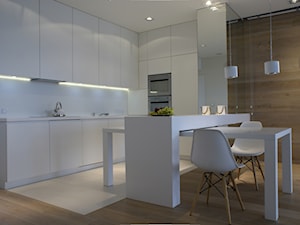 130m2 - żoliborz - Mała otwarta z kamiennym blatem biała z zabudowaną lodówką kuchnia w kształcie litery u, styl skandynawski - zdjęcie od t design
