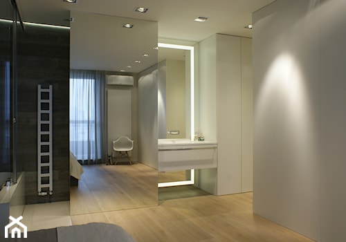 APARTAMENT NA ŻOLIBORZU - Średnia biała szara sypialnia z łazienką - zdjęcie od t design