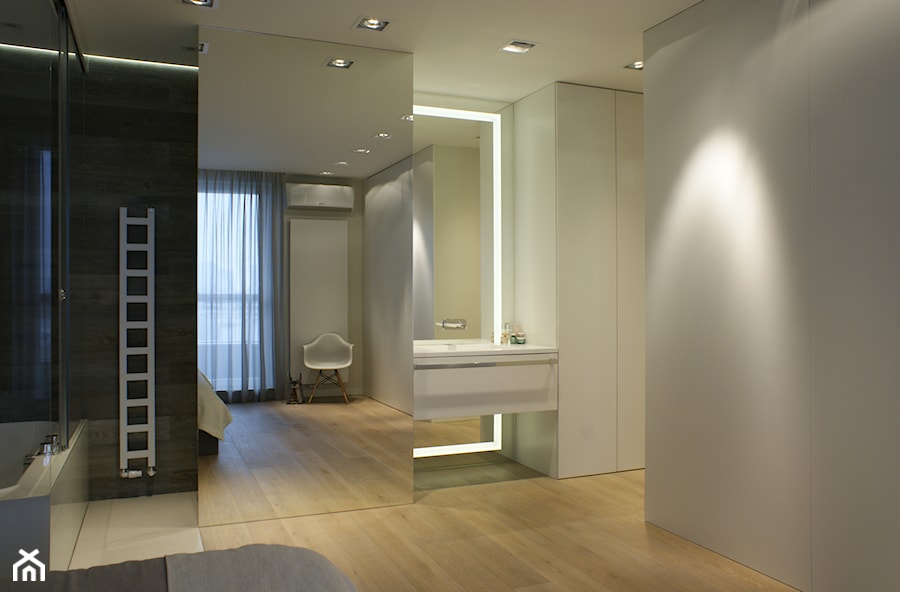 APARTAMENT NA ŻOLIBORZU - Średnia biała szara sypialnia z łazienką - zdjęcie od t design