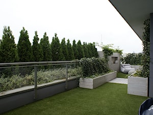 APARTAMENT NA ŻOLIBORZU - Duży z meblami ogrodowymi z donicami na kwiaty taras z tyłu domu - zdjęcie od t design