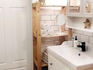 Domek na przedmieściach - Mała na poddaszu bez okna łazienka, styl skandynawski - zdjęcie od O-Caroline Blog