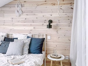 Sypialnia na poddaszu - Mała szara sypialnia na poddaszu, styl skandynawski - zdjęcie od O-Caroline Blog