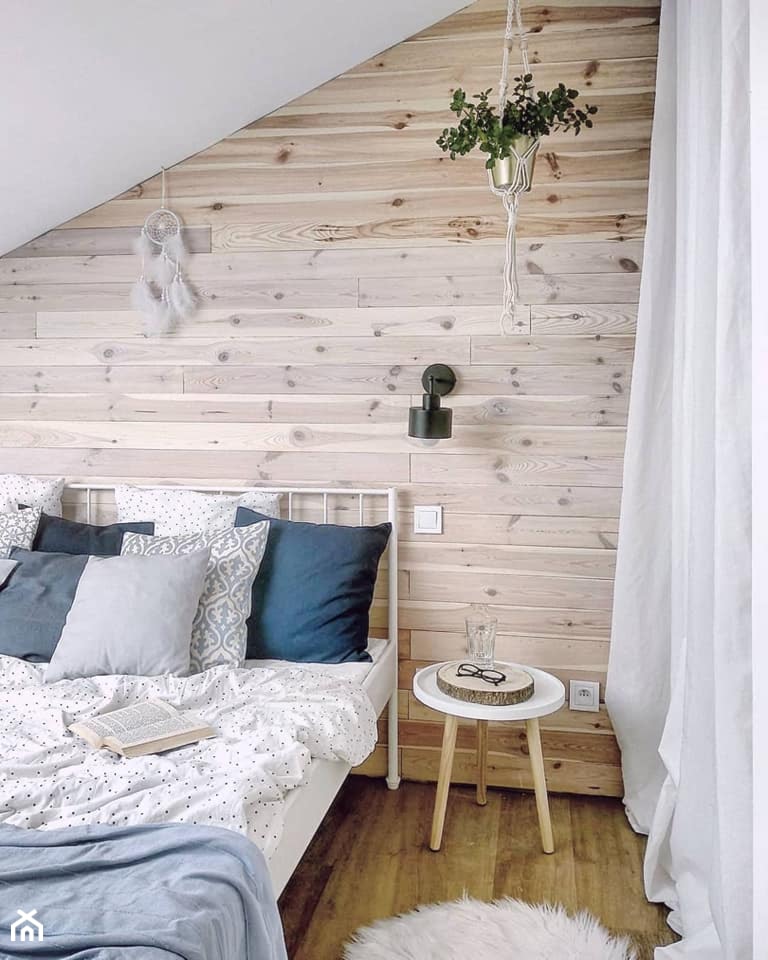 Sypialnia na poddaszu - Mała szara sypialnia na poddaszu, styl skandynawski - zdjęcie od O-Caroline Blog - Homebook
