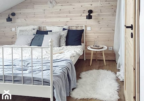 Sypialnia na poddaszu - Mała biała sypialnia na poddaszu, styl skandynawski - zdjęcie od O-Caroline Blog
