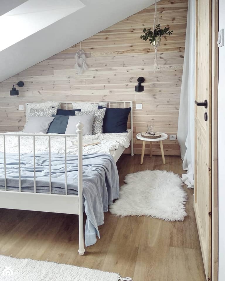 Sypialnia na poddaszu - Mała biała sypialnia na poddaszu, styl skandynawski - zdjęcie od O-Caroline Blog - Homebook