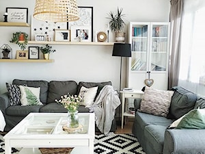 Domek na przedmieściach - Średni biały salon z bibiloteczką, styl skandynawski - zdjęcie od O-Caroline Blog