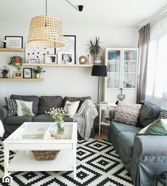 Domek na przedmieściach - Średni biały salon z bibiloteczką, styl skandynawski - zdjęcie od O-Caroline Blog
