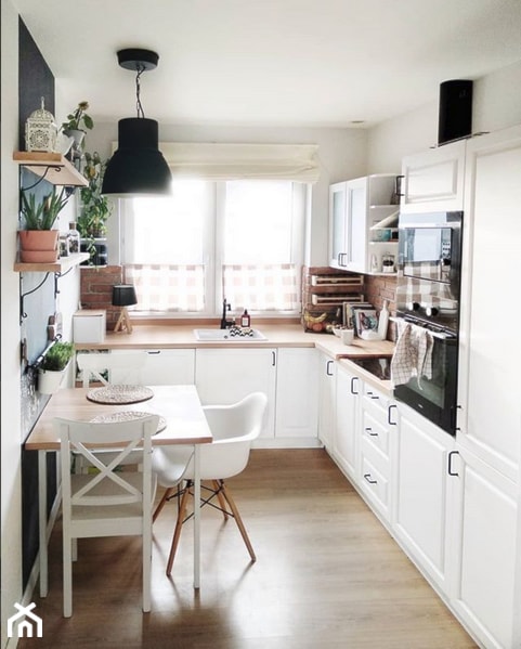 Domek na przedmieściach - Mała zamknięta biała z zabudowaną lodówką z podblatowym zlewozmywakiem kuchnia w kształcie litery l z oknem, styl skandynawski - zdjęcie od O-Caroline Blog