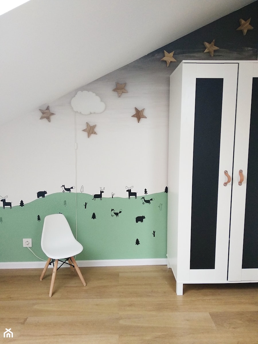 Domek na przedmieściach - Średni biały zielony pokój dziecka dla dziecka, styl skandynawski - zdjęcie od O-Caroline Blog
