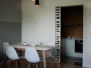 Wykonawstwo apartamentu - Mała szara jadalnia jako osobne pomieszczenie, styl nowoczesny - zdjęcie od VizuDesign