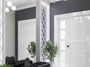 Mieszkanie w klasycznym stylu - Średni czarny z marmurem na podłodze hol / przedpokój, styl glamour - zdjęcie od Dom-Art