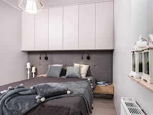 Skandynawskie Mieszkanie - Mała szara sypialnia, styl skandynawski - zdjęcie od Dom-Art