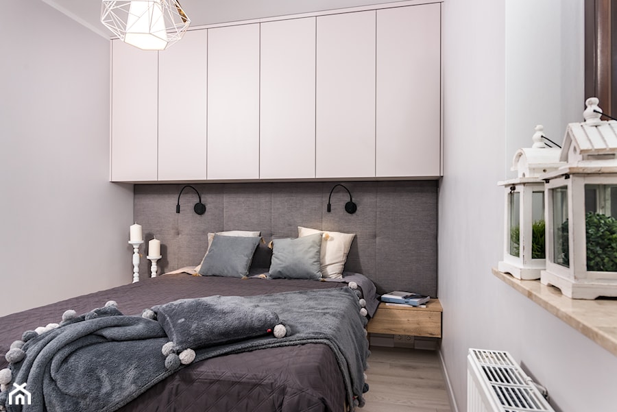 Skandynawskie Mieszkanie - Mała szara sypialnia, styl skandynawski - zdjęcie od Dom-Art