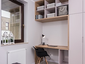 Skandynawskie Mieszkanie - Mała biała z biurkiem sypialnia, styl skandynawski - zdjęcie od Dom-Art