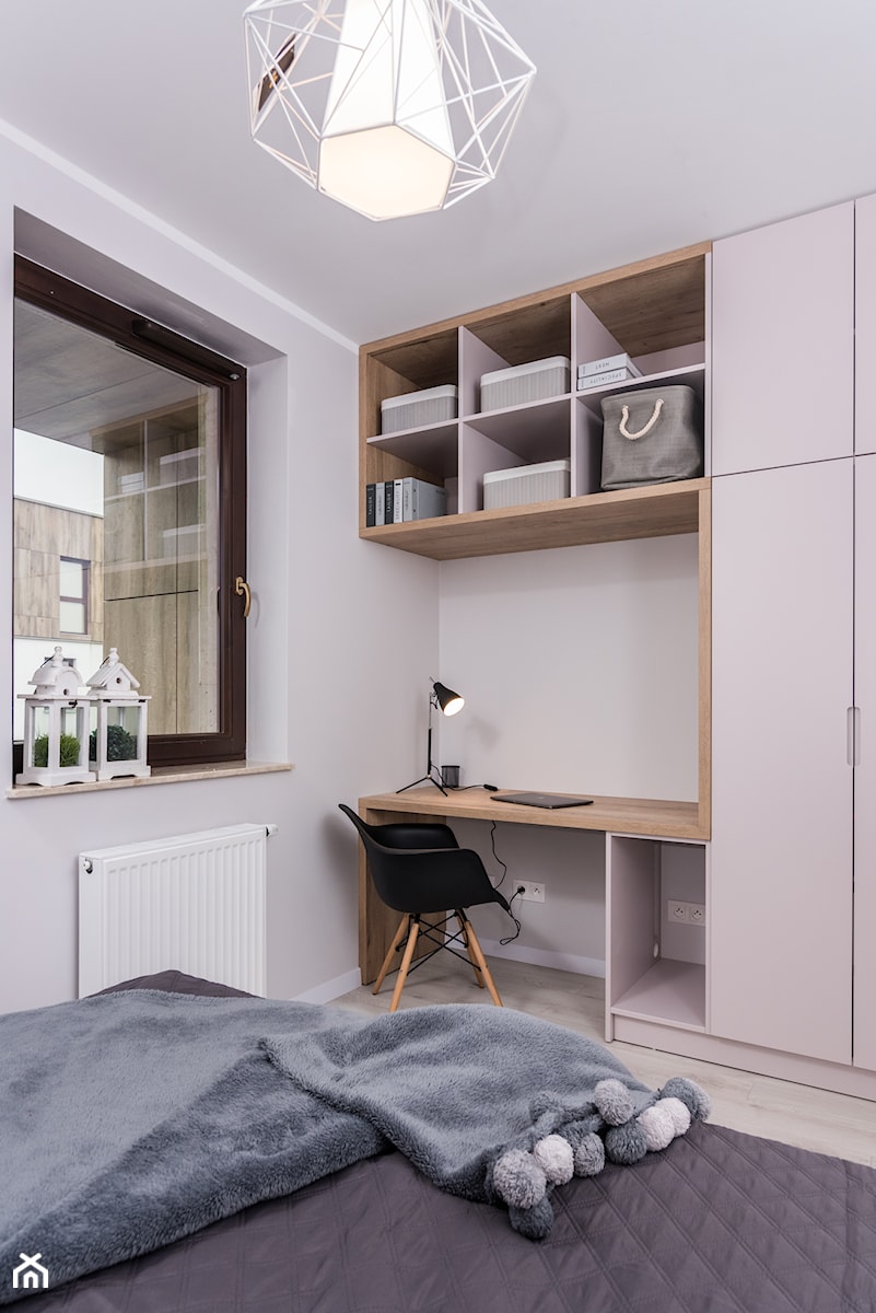 Skandynawskie Mieszkanie - Mała biała z biurkiem sypialnia, styl skandynawski - zdjęcie od Dom-Art