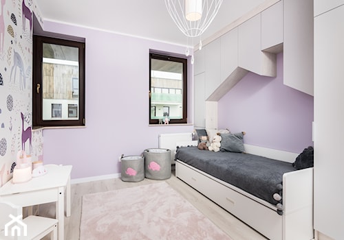 Skandynawskie Mieszkanie - Mały fioletowy pokój dziecka dla dziecka dla dziewczynki, styl skandynawski - zdjęcie od Dom-Art