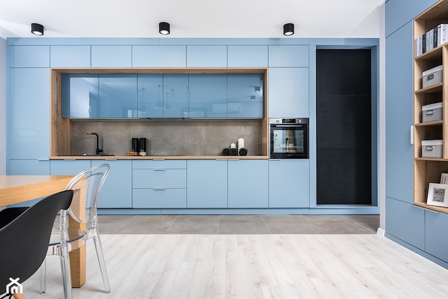 Skandynawskie Mieszkanie - Mała otwarta z salonem niebieska z zabudowaną lodówką kuchnia jednorzędowa z oknem, styl skandynawski - zdjęcie od Dom-Art