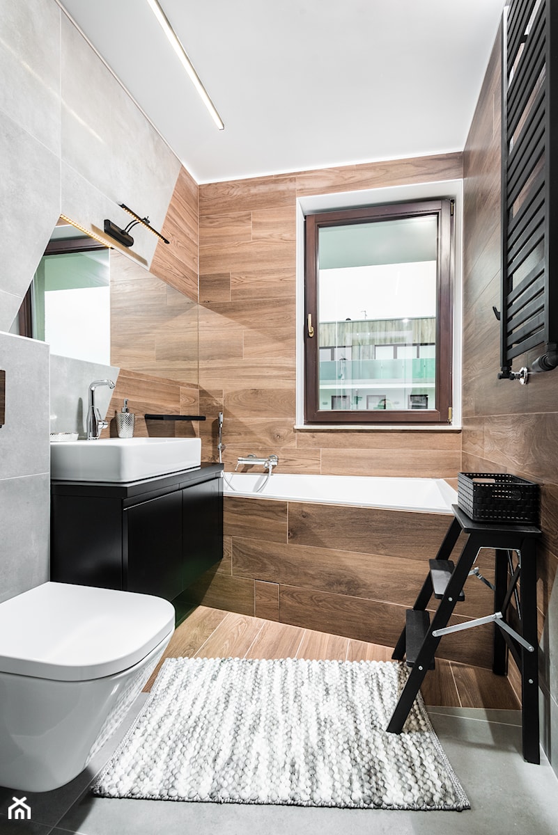 Skandynawskie Mieszkanie - Mała z lustrem łazienka z oknem, styl skandynawski - zdjęcie od Dom-Art