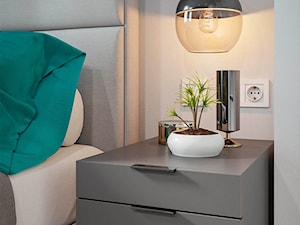 Minimalistyczne mieszkanie - Mała szara sypialnia, styl minimalistyczny - zdjęcie od Dom-Art
