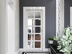 Mieszkanie w klasycznym stylu - Mały beżowy czarny hol / przedpokój, styl glamour - zdjęcie od Dom-Art