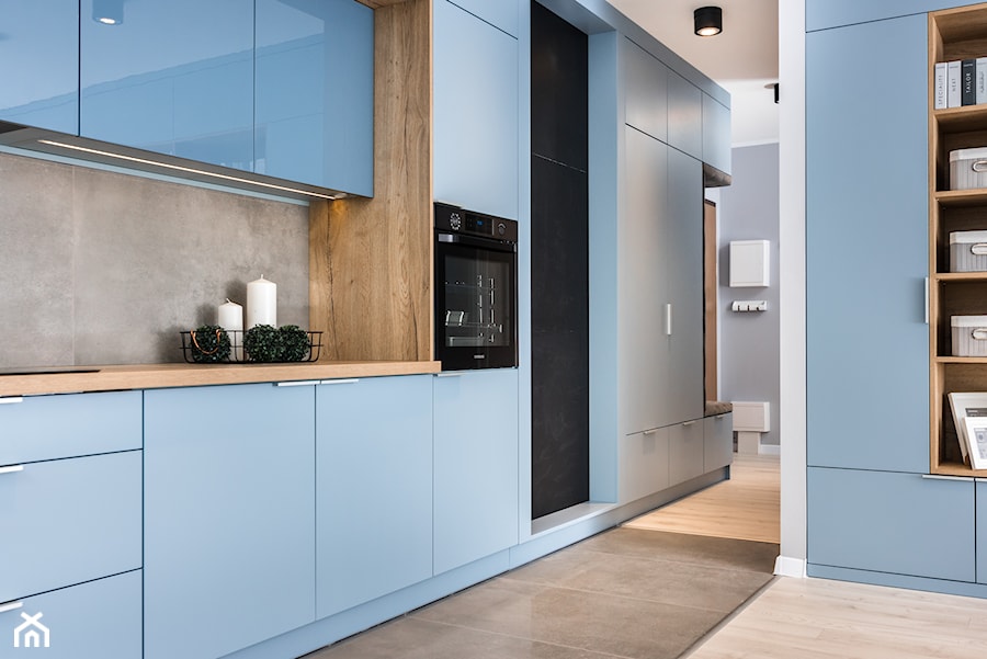 Skandynawskie Mieszkanie - Średnia otwarta szara z zabudowaną lodówką kuchnia w kształcie litery l, styl skandynawski - zdjęcie od Dom-Art