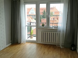 Pokój dzienny z cegłą na ścianie - zdjęcie od JR Apartments