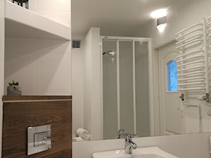 Biała łazienka - zdjęcie od JR Apartments