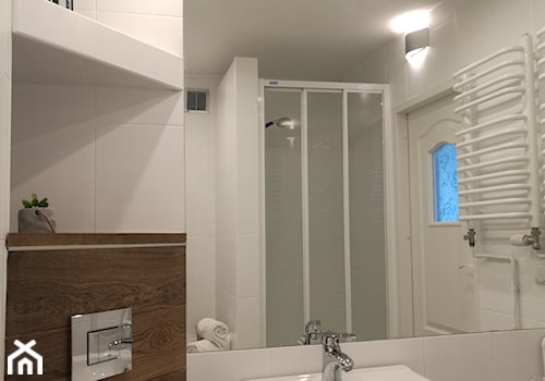 Biała łazienka - zdjęcie od JR Apartments