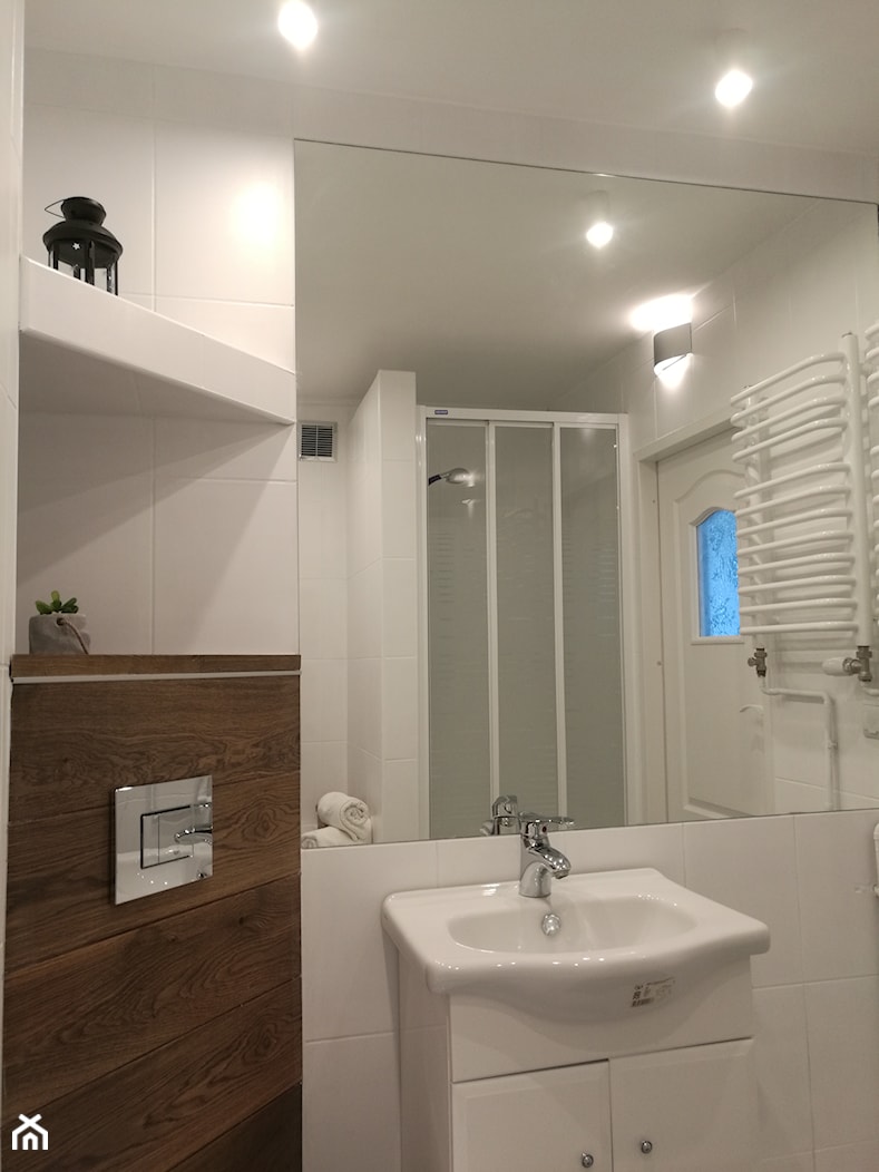 Biała łazienka - zdjęcie od JR Apartments - Homebook