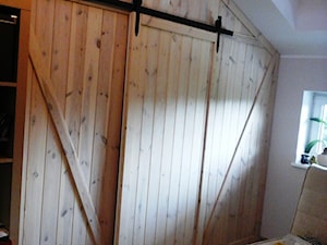 Garderoba z drzwiami suwanymi w stylu "stodółki" - zdjęcie od Blindexmeble