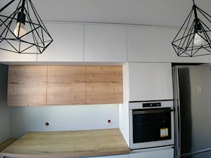 kuchnia firma ammers - Mała zamknięta biała szara z zabudowaną lodówką kuchnia jednorzędowa, styl nowoczesny - zdjęcie od Blindexmeble
