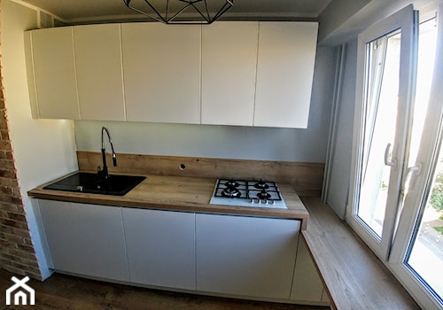 kuchnia firma ammers - Średnia otwarta biała z zabudowaną lodówką z podblatowym zlewozmywakiem kuchnia w kształcie litery l z oknem, styl nowoczesny - zdjęcie od Blindexmeble