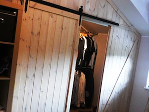 Garderoba z drzwiami przesuwnymi w stylu "Drzwi do stodólki" - zdjęcie od Blindexmeble