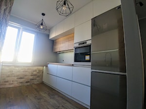 kuchnia firma ammers - Średnia zamknięta szara z zabudowaną lodówką kuchnia jednorzędowa z oknem, styl nowoczesny - zdjęcie od Blindexmeble