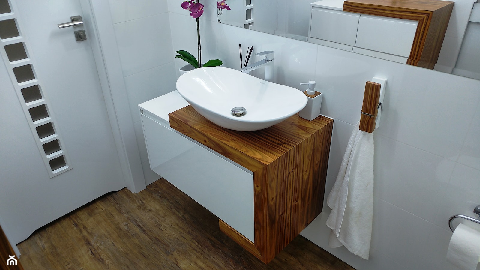 łazienka AMMERS - Mała średnia łazienka, styl nowoczesny - zdjęcie od Blindexmeble - Homebook