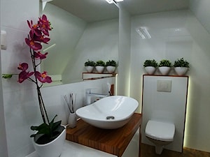 łazienka AMMERS - Mała na poddaszu bez okna łazienka, styl nowoczesny - zdjęcie od Blindexmeble