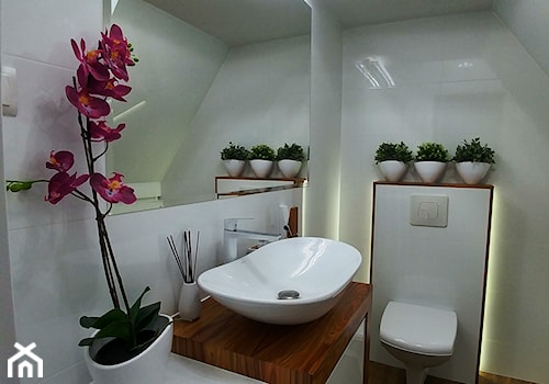 łazienka AMMERS - Mała na poddaszu bez okna łazienka, styl nowoczesny - zdjęcie od Blindexmeble