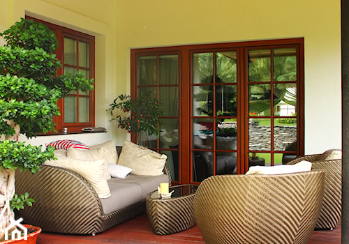 Okna - Średni z podłogą z desek z meblami ogrodowymi taras z tyłu domu - zdjęcie od Stolbud Włoszczowa S.A./Grupa Koronea