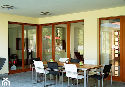 Okna - Średni z meblami ogrodowymi taras z tyłu domu, styl nowoczesny - zdjęcie od Stolbud Włoszczowa S.A./Grupa Koronea